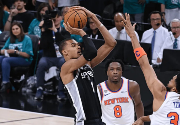 世界杯体育官方网站 NBA: 马刺朝上13分遭逆转! 文班亚马26分12板, 布伦森30分