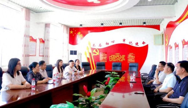 世界杯(中国) 荥阳市新联会: 爱心捐赠暖校园 公益助力促成长